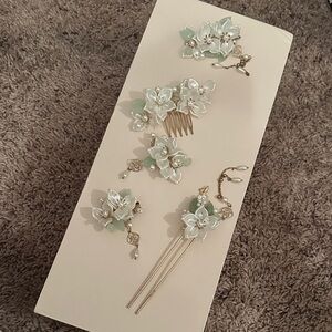 Elegant Floral Hair Accessory Set in White and Gold